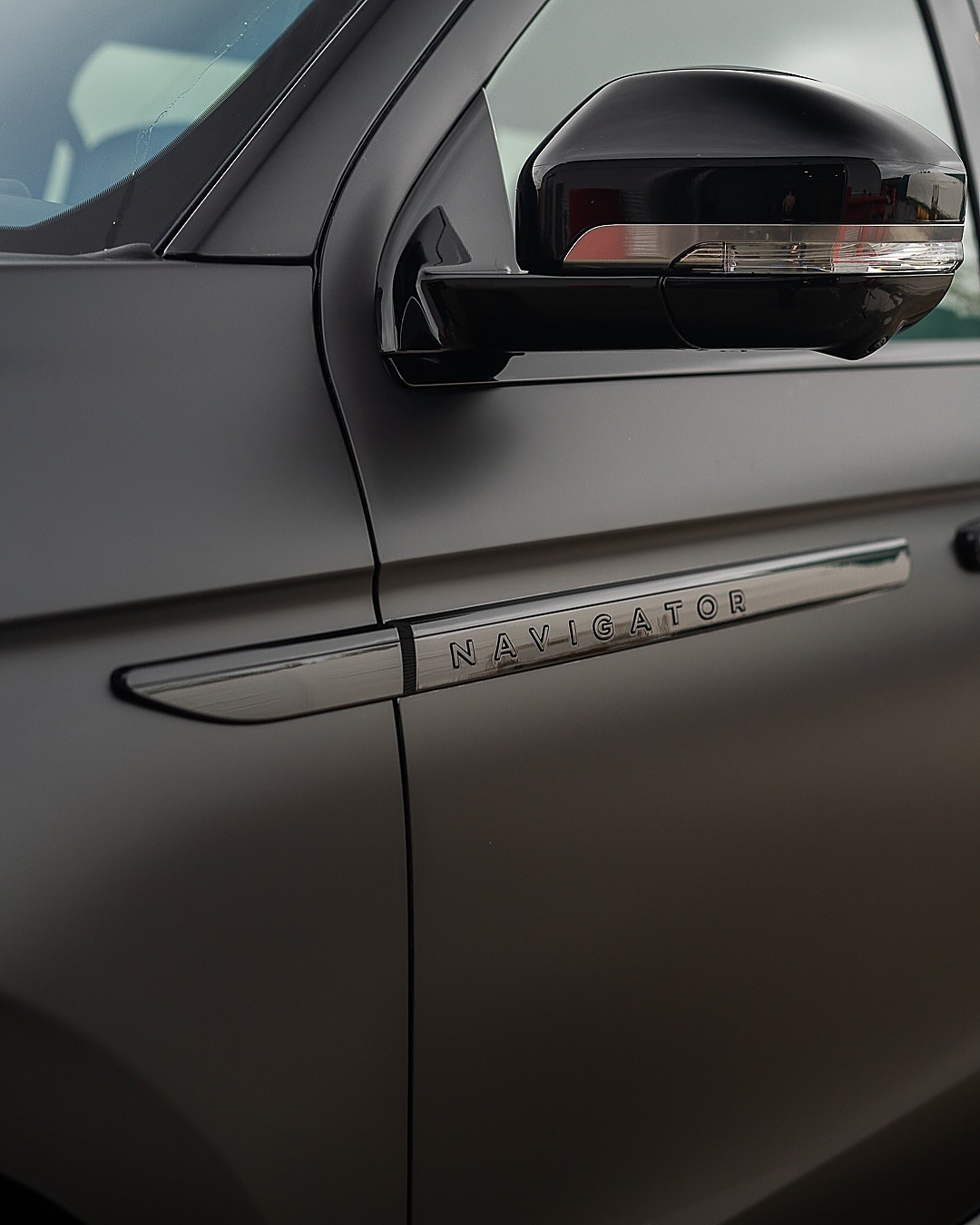 Navigator mirror and door in satin black